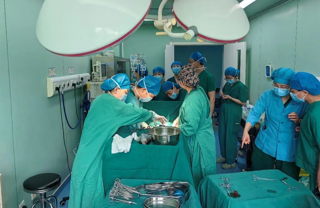 双胞胎孕妇肠梗阻危及生命，市立医院多学科联手保母子平安